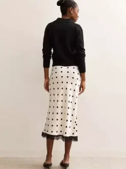 Jupe crayon élégante pour soirée formelle taille haute et coupe ajustée en satin à pois.