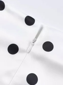 Jupe crayon élégante pour soirée formelle taille haute et coupe ajustée en satin à pois.