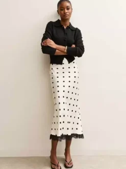 Jupe crayon élégante pour soirée formelle taille haute et coupe ajustée en satin à pois.
