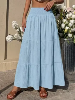 Jupe longue maxi à volants et smocks taille haute pour femme texturée et fluide idéale pour la plage.