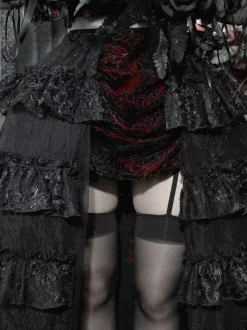 Jupe Lolita gothique noire et rouge SK à volants et taille haute avec traîne spectaculaire
