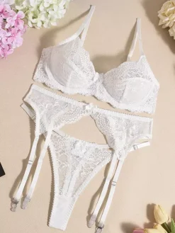 Linge de Mariée Ensemble de lingerie de mariée 3 pièces en dentelle blanche : soutien-gorge culotte et porte-jarretelles