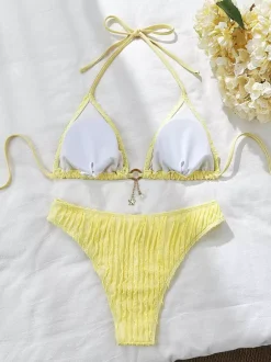 Maillot de bain bikini dos nu en tissu texturé pour l'été 2026