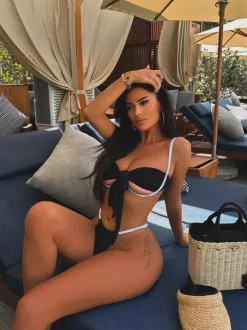 Maillot de bain bikini noir à lacets taille naturelle pour femme idéal pour la plage et les vacances d'été.