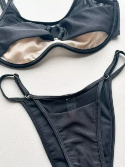 Maillot de bain bikini pour femme détails métalliques noirs transparent sexy idéal pour l'été.