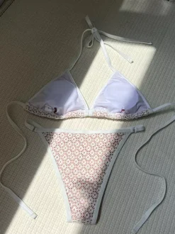 Maillot de bain deux pièces en dentelle à col licou pour femme modèle été 2026