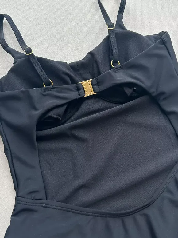 Maillot de bain une pièce pour femme détails métalliques noirs col bijou dos nu maillot de bain sexy d'été