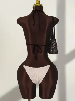 Maillot de bain une pièce bohème pour femme - Monokini crème texturé à col halter et décolleté en V profond bordure en ric-rac marron - Été 2026