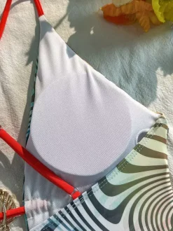 Maillot de bain une pièce monokini à imprimé zèbre et léopard dos croisé et bretelles croisées.