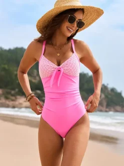 Maillot de bain une pièce à col en V et empiècements en dentelle pour l'été 2026