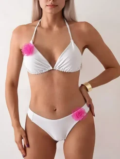 Maillot de bain bikini blanc pour femme idéal pour l'été à la plage.