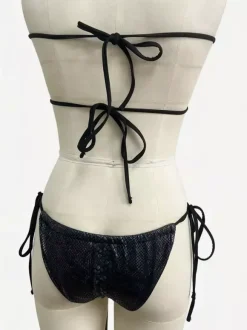 Maillot de bain bikini noir à lacets pour femme idéal pour l'été à la plage.