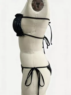Maillot de bain bikini noir à lacets pour femme idéal pour l'été à la plage.