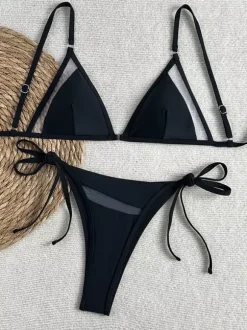 Maillot de bain bikini noir pour femme taille naturelle coupe échancrée idéal pour l'été à la plage.