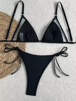 Maillot de bain bikini noir pour femme taille naturelle coupe échancrée idéal pour l'été à la plage.