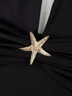 Maillot de bain une pièce à décolleté en V profond et jupe longue fendue avec ornements étoiles de mer 2026