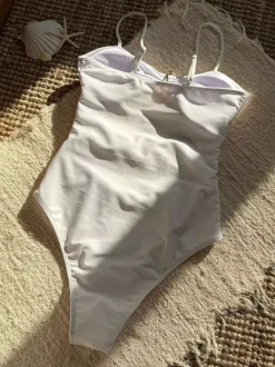 Maillot de bain une pièce découpé avec décoration étoile de mer pour l'été 2026