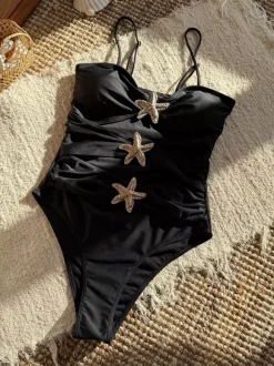 Maillot de bain une pièce découpé avec décoration étoile de mer pour l'été 2026