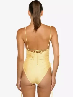 Maillot de bain une pièce jaune avec découpes pour la plage d'été 2026