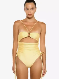 Maillot de bain une pièce jaune avec découpes pour la plage d'été 2026