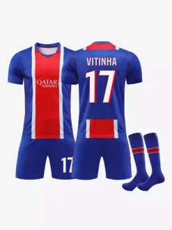 Maillot domicile du PSG pour la saison 26/27 du Championnat de France Doué 14 et Dembélé 10. Ensemble 3 pièces manches courtes pour adultes et enfants.