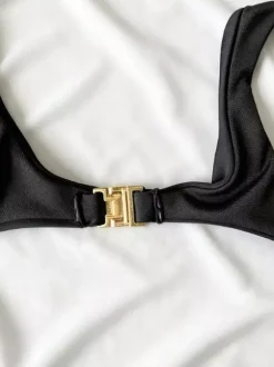 Maillots de bain une pièce noirs à col en V pour femmes parfaits pour l'été à la plage.