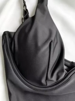 Maillots de bain une pièce noirs à col en V pour femmes parfaits pour l'été à la plage.