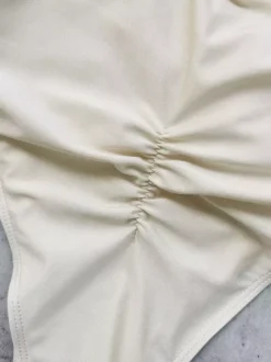 Maillots de bain une pièce pour femmes à fleurs blanches bretelles croisées sur le devant maillots de bain d'été pour la plage