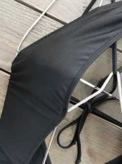 Maillots de bain une pièce pour femmes noirs à découpes dos nu et bretelles croisées parfaits pour l'été et la plage