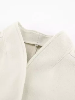 Manteau court femme à col montant - Veste crème coupe oversize - Tenues décontractées et minimalistes pour le printemps 2026