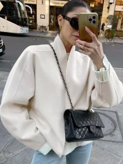 Manteau court femme à col montant - Veste crème coupe oversize - Tenues décontractées et minimalistes pour le printemps 2026