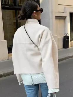 Manteau court femme à col montant - Veste crème coupe oversize - Tenues décontractées et minimalistes pour le printemps 2026