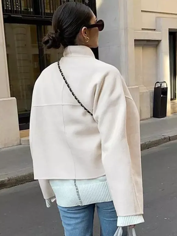 Manteau court femme à col montant - Veste crème coupe oversize - Tenues décontractées et minimalistes pour le printemps 2026