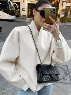 Manteau court femme à col montant - Veste crème coupe oversize - Tenues décontractées et minimalistes pour le printemps 2026