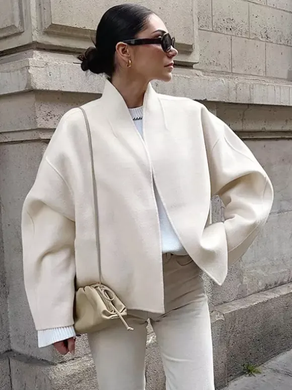 Manteau court femme à col montant - Veste crème coupe oversize - Tenues décontractées et minimalistes pour le printemps 2026