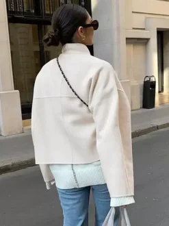 Manteau court femme à col montant - Veste crème coupe oversize - Tenues décontractées et minimalistes pour le printemps 2026