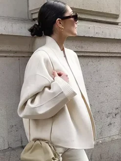 Manteau court femme à col montant - Veste crème coupe oversize - Tenues décontractées et minimalistes pour le printemps 2026