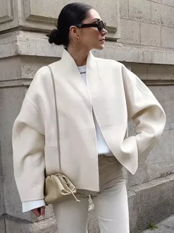 Manteau court femme à col montant - Veste crème coupe oversize - Tenues décontractées et minimalistes pour le printemps 2026
