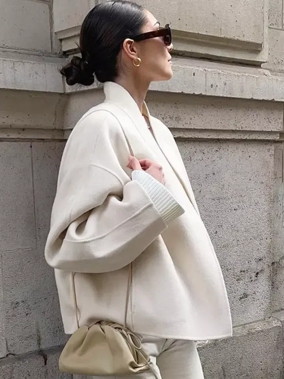 Manteau court femme à col montant - Veste crème coupe oversize - Tenues décontractées et minimalistes pour le printemps 2026