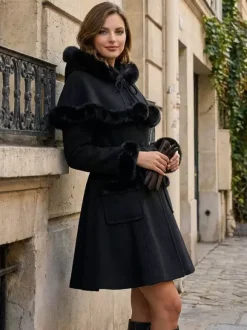 Manteau en laine mélangée bordé de fausse fourrure et ceinturé avec cape à capuche pour femme 2026