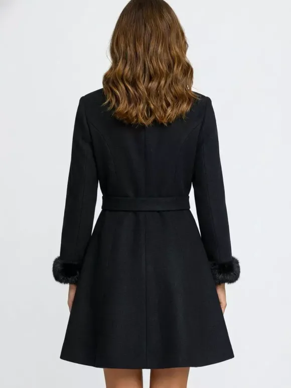 Manteau en laine mélangée bordé de fausse fourrure et ceinturé avec cape à capuche pour femme 2026