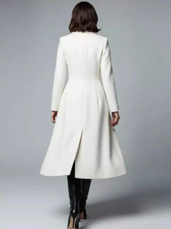 Manteau mi-long croisé en laine blanche avec revers pointus et découpe en X pour femme 2026