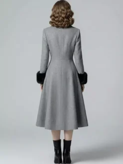 Manteau mi-long évasé croisé en laine mélangée avec poignets en fausse fourrure noire pour femme 2026
