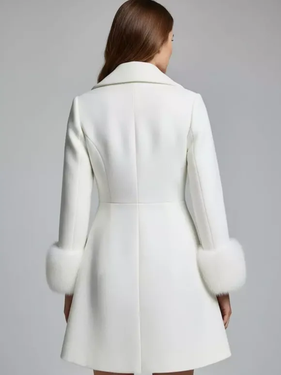 Manteau croisé blanc en laine mélangée à larges revers et poignets en fausse fourrure collection femme 2026