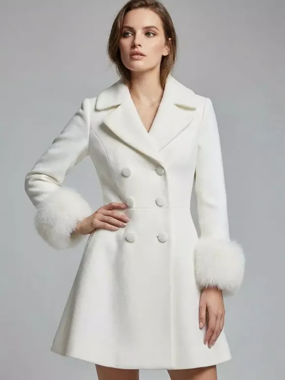 Manteau croisé blanc en laine mélangée à larges revers et poignets en fausse fourrure collection femme 2026