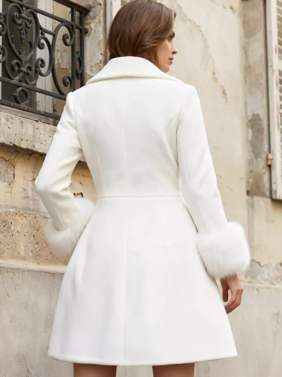 Manteau croisé blanc en laine mélangée à larges revers et poignets en fausse fourrure collection femme 2026