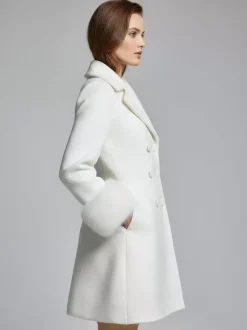 Manteau croisé blanc en laine mélangée à larges revers et poignets en fausse fourrure collection femme 2026