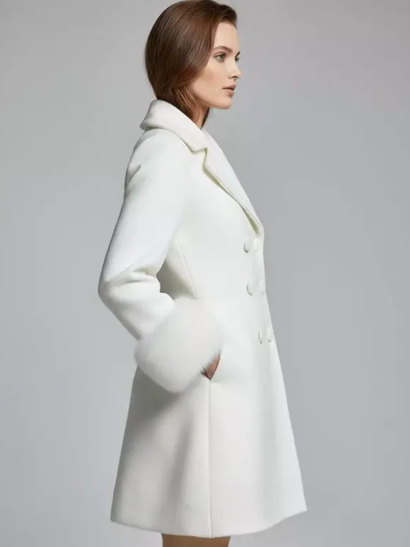Manteau croisé blanc en laine mélangée à larges revers et poignets en fausse fourrure collection femme 2026