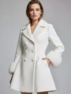 Manteau croisé blanc en laine mélangée à larges revers et poignets en fausse fourrure collection femme 2026