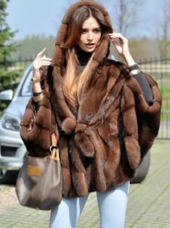 Manteau oversize à capuche en fausse fourrure style cape idéal pour l'hiver 2026